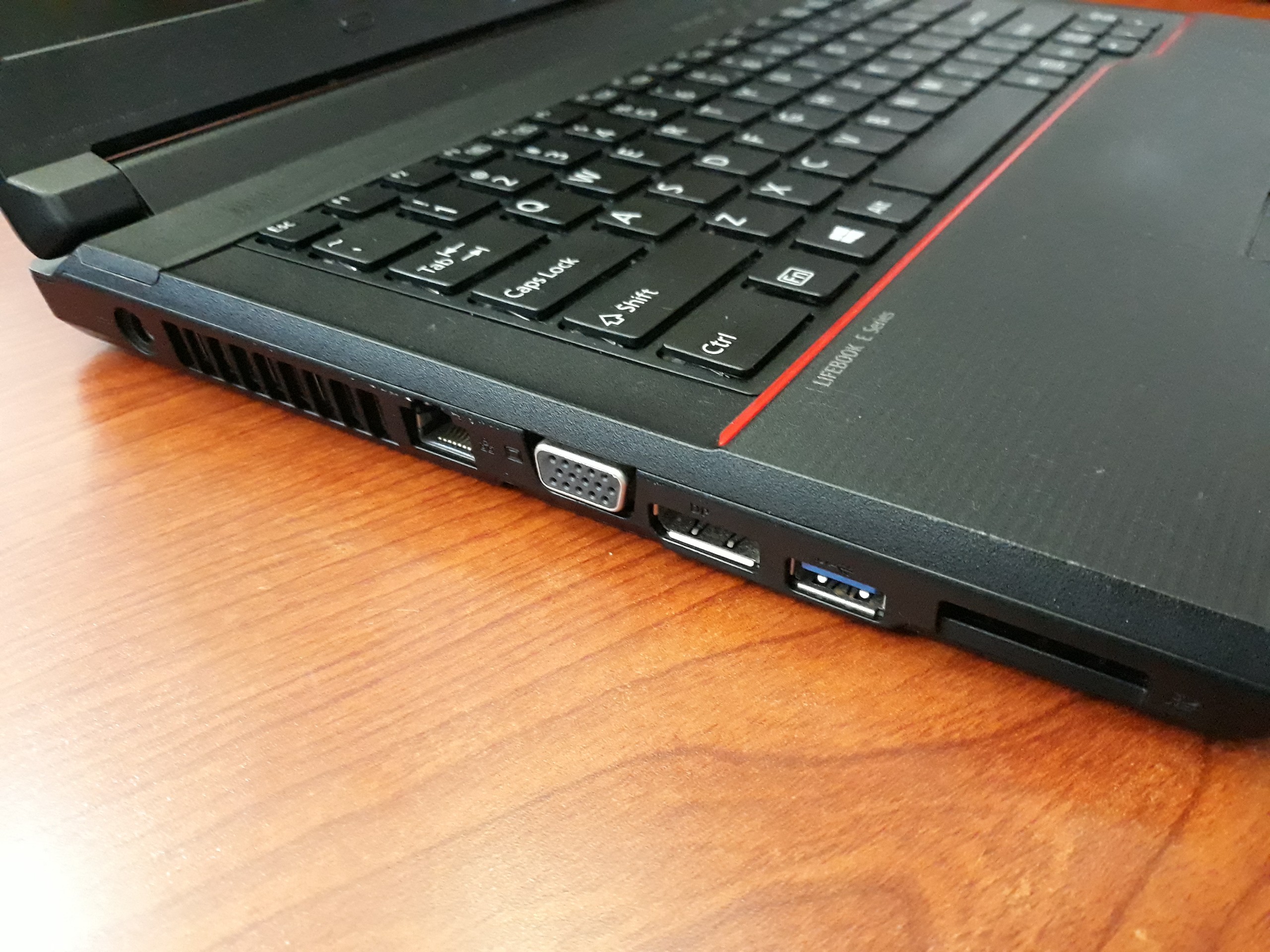 Laptop Fujitsu Lifebook E544 i3 4000 Ram 4gb SSD 120GB